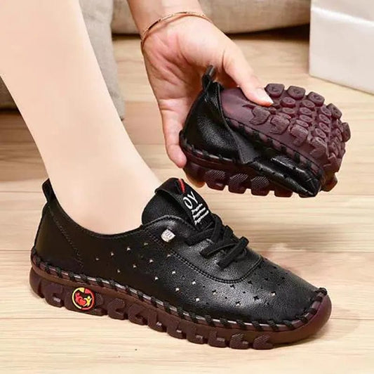 נעלי "OY" עם חורים מעוצבים, סוליה שטוחה, קלת משקל - נעלי אביגיל שחור / 35